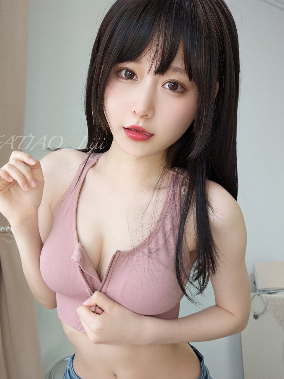 迷之呆梨 粉色上衣